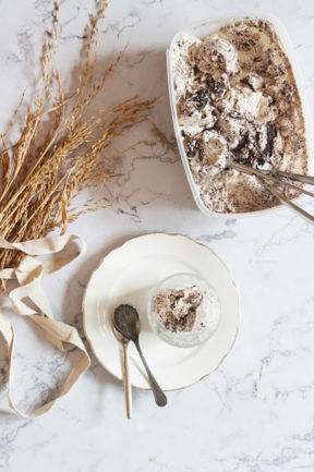 Gelato alla stracciatella fatto in casa con la gelatiera