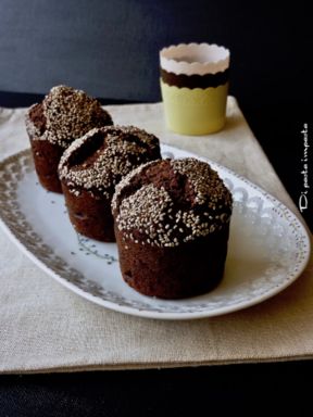 Muffins di farro e banane con nocciole e semi di chia