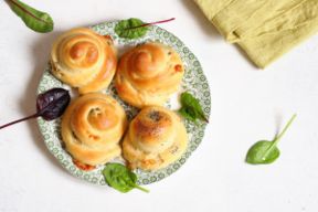 Brioche salate farcite con provolone e olive