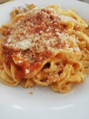 Tagliatelle al ragù di zia Marisa. Fiuritti galluresi. La ricetta del lunedì.