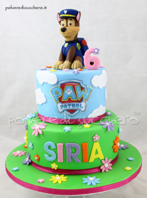 Torta decorata a due piani dei Paw Patrol con Chase in pasta di zucchero per il compleanno di una bimba