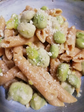 Penne integrali con fave fresche e pecorino. La ricetta del lunedì.