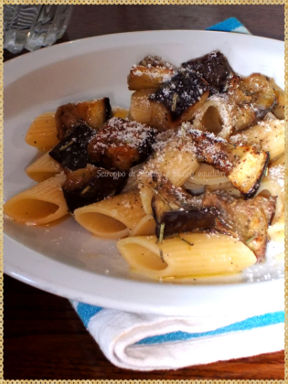 Pennoni rigati con melanzane arrosto