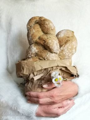 Pane con farina di canapa e semi di lino