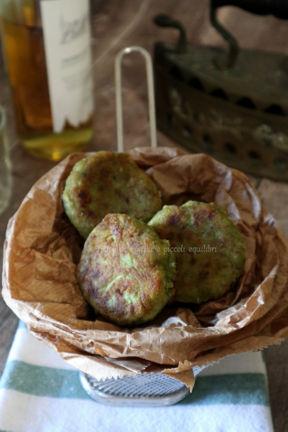 Polpette di broccolo, pecorino, olive nere ed acciughe