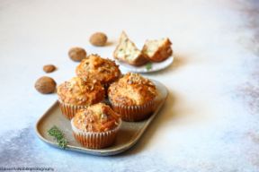 Muffin con feta, noci e timo