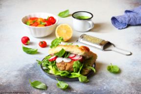 Focaccia con burger di fagioli e pesto di rucola
