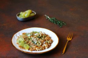 Insalata di farro con cannellini, uva e olive
