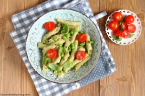Garganelli con pesto di ricotta, piselli e basilico