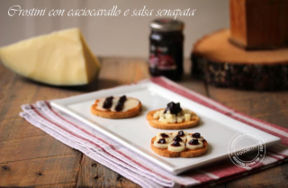 CROSTINI DI CACIOCAVALLO E SALSA SENAPATA