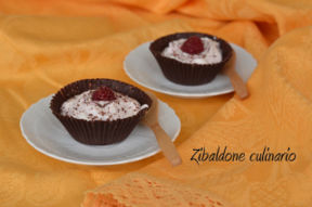 Bicchierini di cioccolato con mousse di ricotta ai lamponi