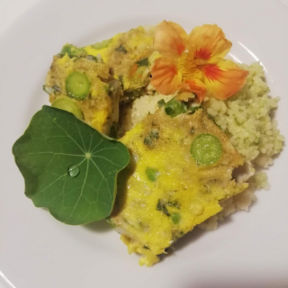 Uova frittellate con tenerumi di zucchine, piselli, talli di erba cipollina, pesto di rucola. La ricetta  del  lunedì.