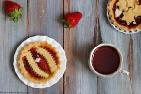 Crostatine con confettura e mandorle