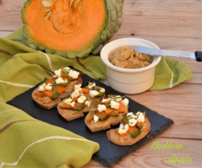 Bruschetta con zucca e skordalia alle mandorle