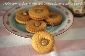 BISCOTTI OCCHIO DI BUE CON CREMA BIANCA ALLE NOCCIOLE