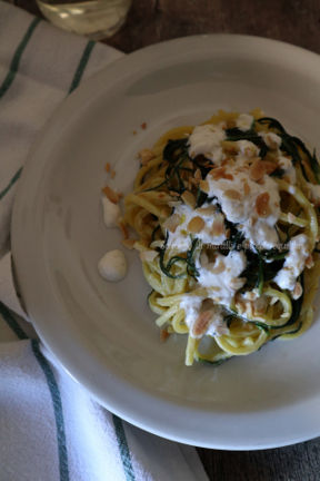 Tonnarelli con agretti, burrata e mandorle tostate