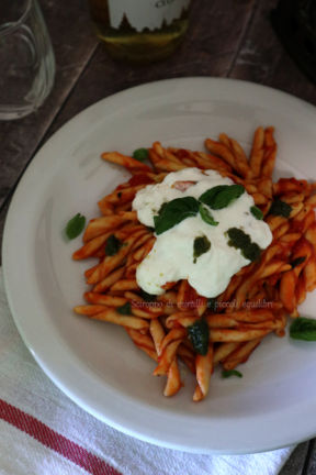 Fusilli freschi con pomodoro, stracciatella ed olio al basilico