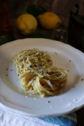 Spaghetti con acqua di limone e provolone