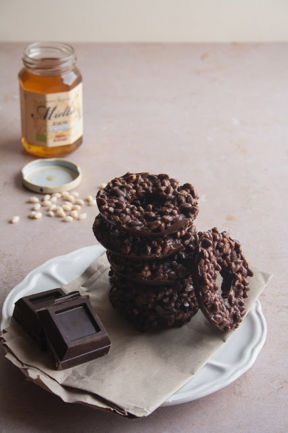 Donuts al cioccolato e riso soffiato, golosi e senza cottura
