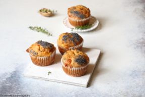 Muffin con pecorino al pepe, noci e timo