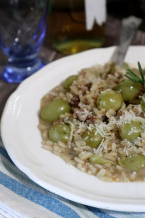 Risotto con uva, salsiccia e provolone piccante