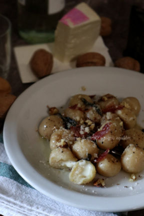 Gnocchi di patate ripieni di Morlacco del Grappa con speck croccante e noci