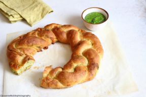 Treccia di brioche al pesto di rucola e scamorza