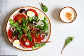 Insalata di arance, cipollotti e uova di quaglia