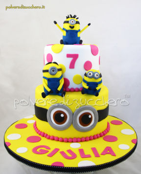 Torta decorata a piani per una bimba con i Minions tridimensionali in pasta di zucchero