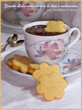 Biscotti all’olio extra vergine di oliva e cardamomo con cioccolata in tazza