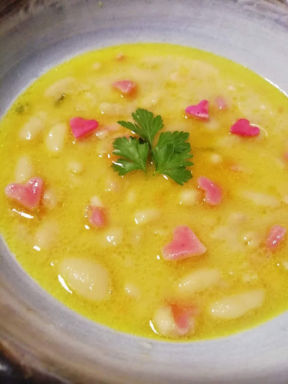 Zuppa di fagioli cannellini con cuori rosa per San Valentino. La ricetta del lunedì.