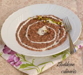 Risotto alla barbabietola con crema di yogurt al gorgonzola e pistacchi