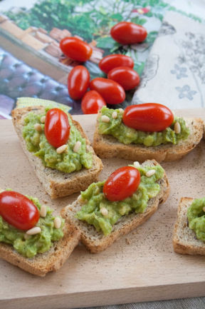 Bruschettine con pesto di avocado, pinoli e pomodorini