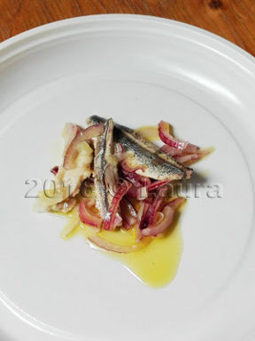 Acciughe fresche con cipolla
