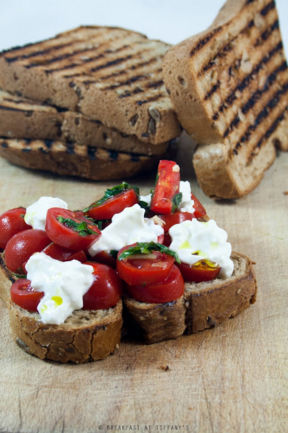 Bruschettine con burrata e pomodorini