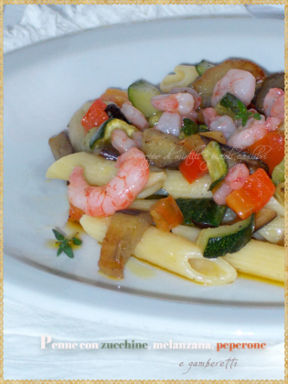 Penne con zucchine, melanzana, peperone e gamberetti