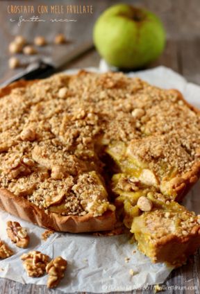 Crostata con crema di mele e crumble di frutta secca