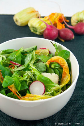 Insalata di valeriana e fiori di zucca