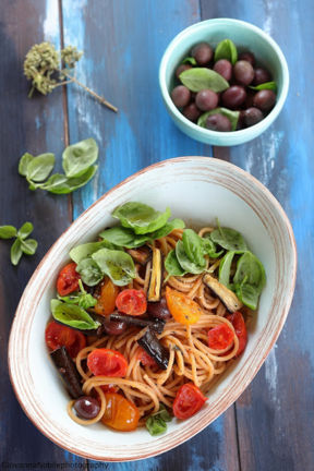 Spaghetti integrali con pomodorini, melanzane e olive nere