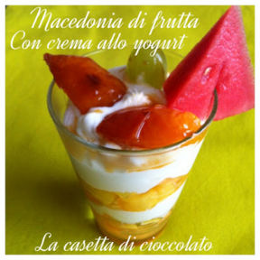 Macedonia di frutta con crema allo yogurt e albicocche caramellate