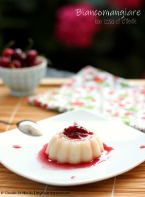 Biancomangiare con salsa di ciliegie