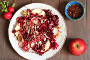 Insalata con radicchio, mela e salsa di yogurt