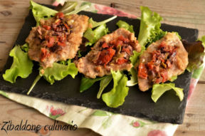 Scaloppine di vitello con pesto di pomodori secchi, olive e origano