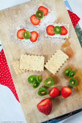 Cracker integrali di pane azzimo con ricotta, fragole e Nergi