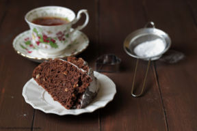 Torta con cacao amaro e nocciole