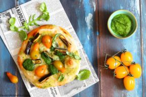Pizza con melanzane  e pesto di rucola