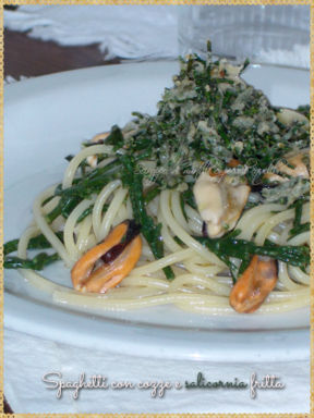 Spaghetti con cozze e salicornia fritta