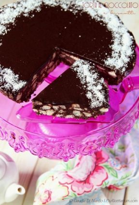 Torta al cioccolato e biscotti senza cottura