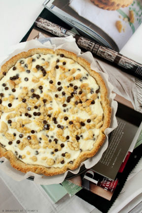 Crostata integrale con farina di mandorle e ripieno di ricotta e gocce di cioccolato