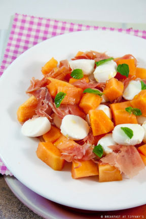 Insalata di papaia, mozzarelline e prosciutto crudo